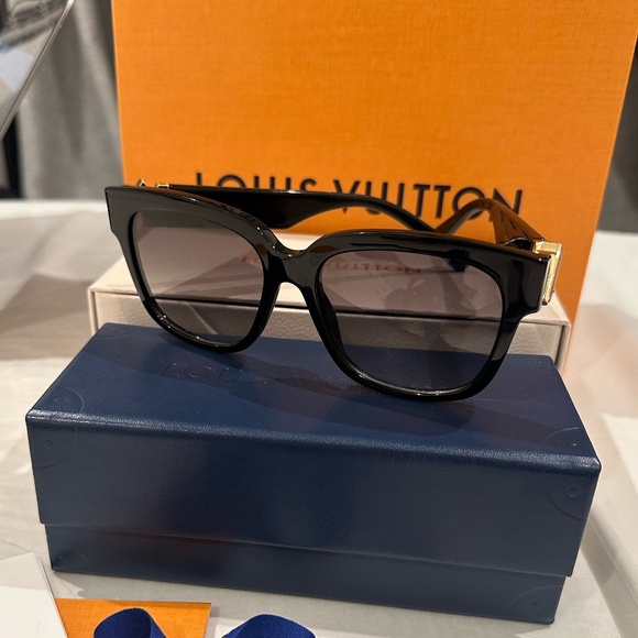 Louis Vuitton Square Sunglasses (LV-GO14) - Picture 1 of 7